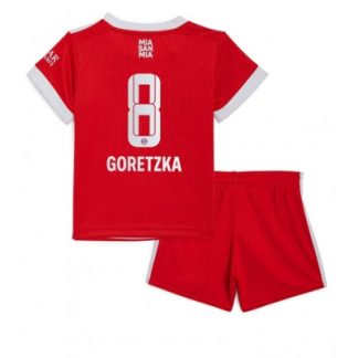 FC Bayern München Hemmatröja 22/23 fotbollströja set för barn Goretzka 8