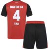 Köpa Billiga Barn Bayer 04 Leverkusen Hemmatröja 2024/25 Jonathan Tah 4 Kortärmad (+ Korta byxor)