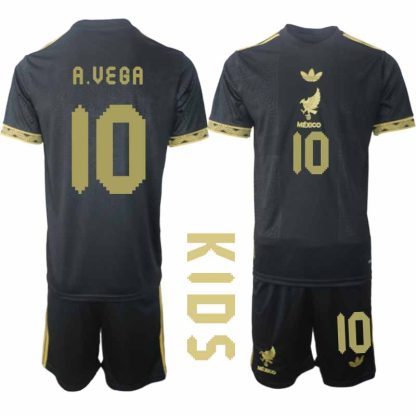 Köp Mexiko 2025 Gold Cup Fotbollströja Barn Alexis Vega 10 Fotbollsklädset Kortärmad + Shorts