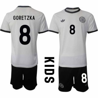 Köp Tyskland Barn Hemmatröja 2025/26 Leon Goretzka 8 Fotbollsställ Kortärmad (+ Korta byxor) – Tysklands 125-årsjubileumskit