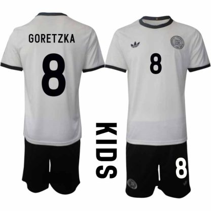 Köp Tyskland Barn Hemmatröja 2025/26 Leon Goretzka 8 Fotbollsställ Kortärmad (+ Korta byxor) – Tysklands 125-årsjubileumskit