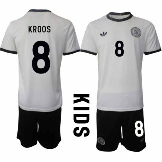 Köp Tyskland Barn Hemmatröja 2025/26 Toni Kroos 8 Fotbollsställ Kortärmad (+ Korta byxor) – Tysklands 125-årsjubileumskit