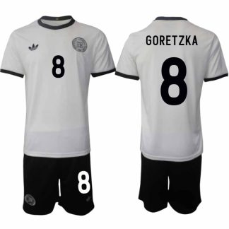 Köp Tyskland Herr Hemmatröja 2025/26 Leon Goretzka 8 Fotbollsställ Kortärmad (+ Korta byxor) – Tysklands 125-årsjubileumskit
