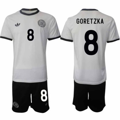 Köp Tyskland Herr Hemmatröja 2025/26 Leon Goretzka 8 Fotbollsställ Kortärmad (+ Korta byxor) – Tysklands 125-årsjubileumskit