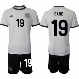 Köp Tyskland Herr Hemmatröja 2025/26 Leroy Sané 19 Fotbollsställ Kortärmad (+ Korta byxor) – Tysklands 125-årsjubileumskit