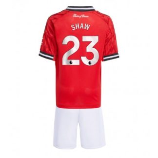 Manchester United Barn Hemmaställ 2025/26 Luke Shaw 23 Kortärmad Tröja + Shorts