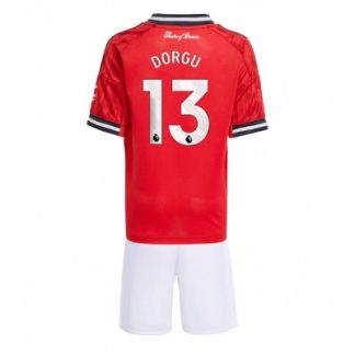 Manchester United Barn Hemmaställ 2025/26 Patrick Dorgu 13 Kortärmad Tröja + Shorts