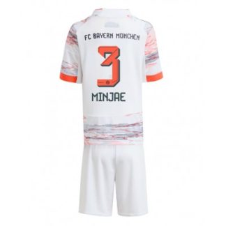 FC Bayern München Barn Bortaställ 2025/26 Kim Min-jae #3 Kortärmad + Shorts