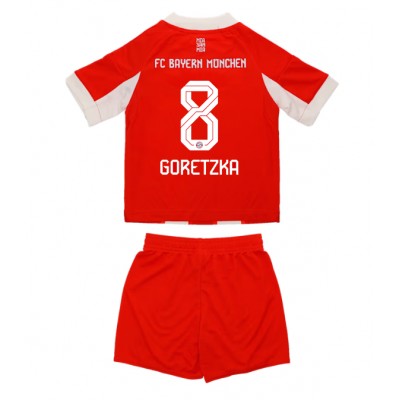 FC Bayern München Barn Hemmaställ 2025/26 Leon Goretzka #8 Kortärmad + Shorts