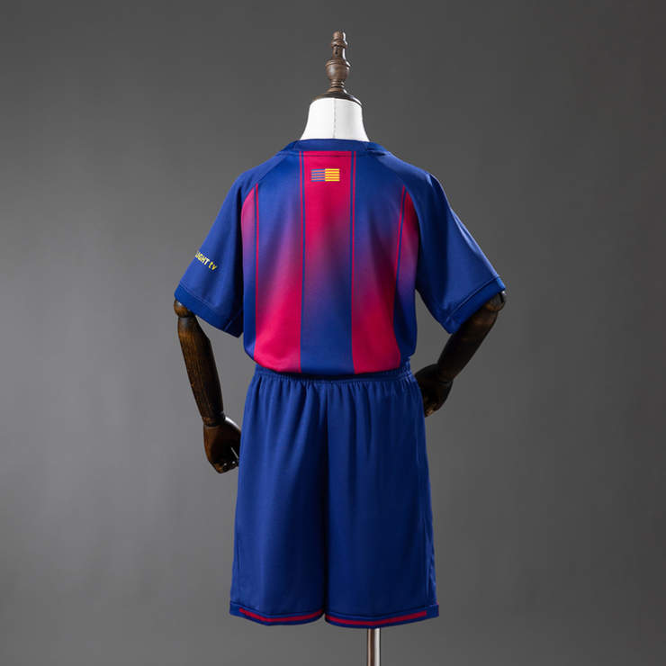 Barcelona 2025/26 x DPLAY Barnställ Fotbollströja med Shorts