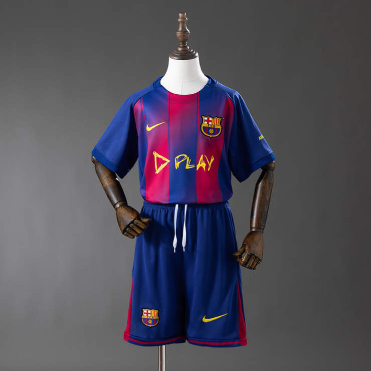 Barcelona 2025/26 x DPLAY Barnställ Fotbollströja med Shorts