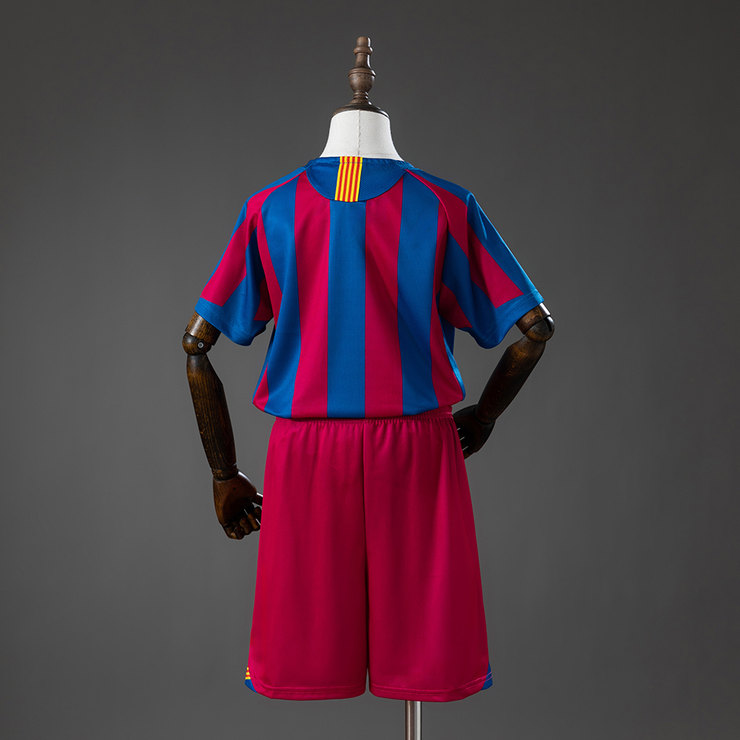 Barcelona 2005/06 La Liga Retro Hemmaställ Barn Blå och Röd med Shorts