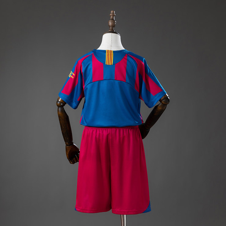 Barcelona 2005/06 UEFA Champions League Retro Hemmaställ Barn Blå och Röd med Shorts